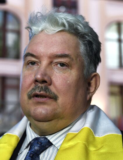 Submitting signatures in support of Sergei Baburin's registration as presidential candidate