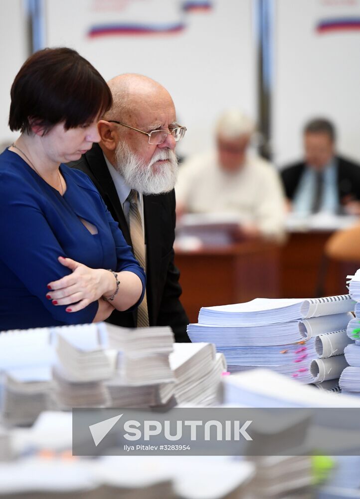 Submitting signatures in support of Sergei Baburin's registration as presidential candidate