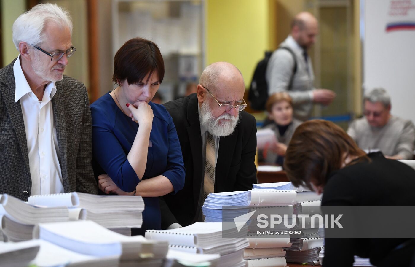 Submitting signatures in support of Sergei Baburin's registration as presidential candidate