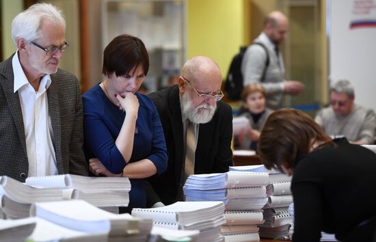 Submitting signatures in support of Sergei Baburin's registration as presidential candidate