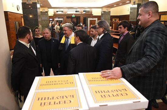 Submitting signatures in support of Sergei Baburin's registration as presidential candidate