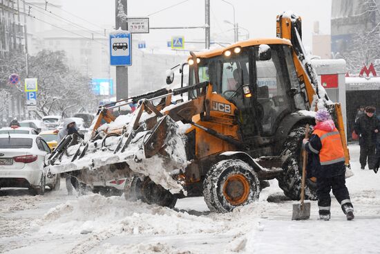 Snow clearing in Moscow