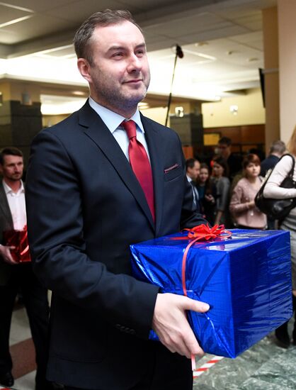 Presidential candidates submit signatures in their support to Central Election Commission