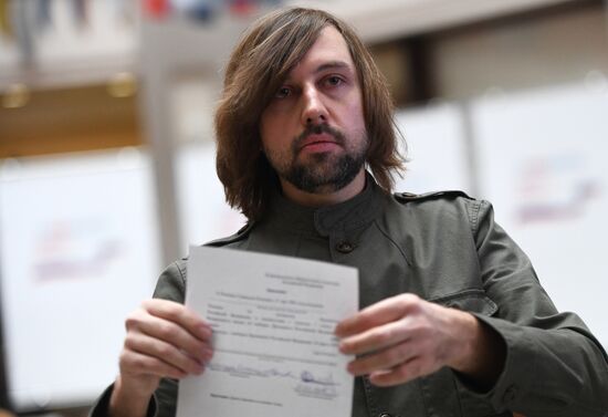 Presidential candidates submit signatures in their support to Central Election Commission