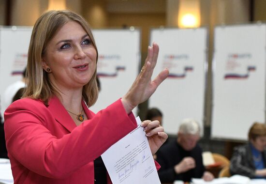 Presidential candidates submit signatures in their support to Central Election Commission