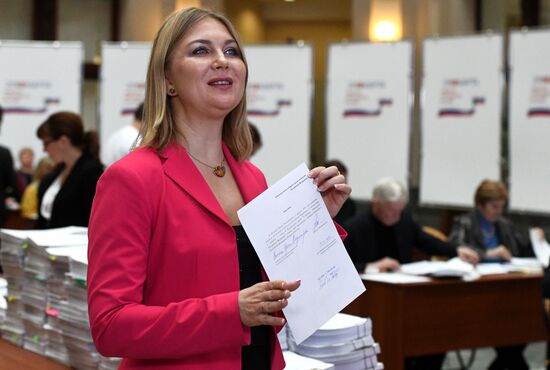 Presidential candidates submit signatures in their support to Central Election Commission