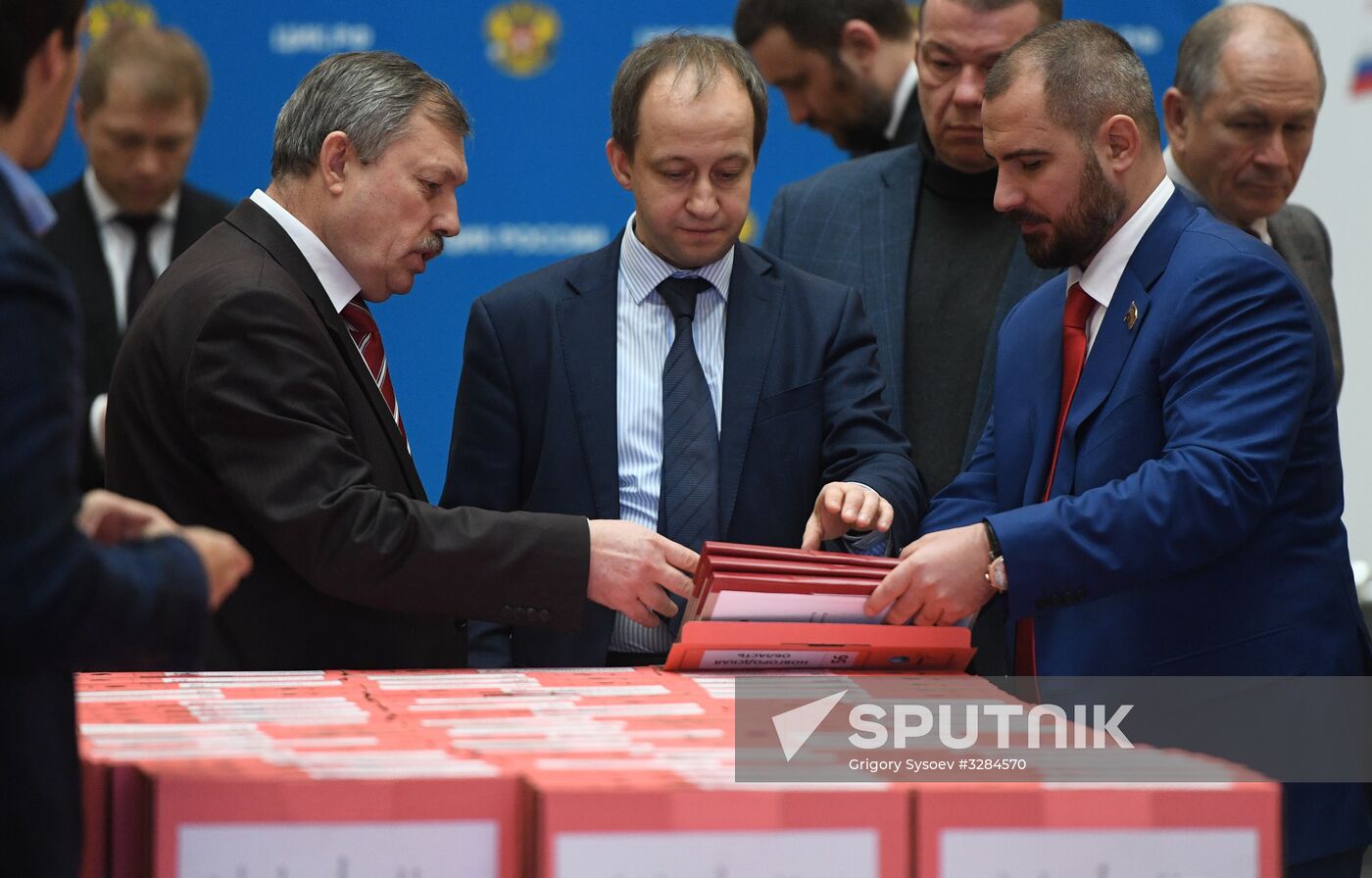 Presidential candidates submit signatures in their support to Central Election Commission