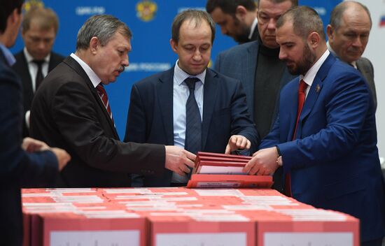 Presidential candidates submit signatures in their support to Central Election Commission