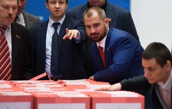 Presidential candidates submit signatures in their support to Central Election Commission