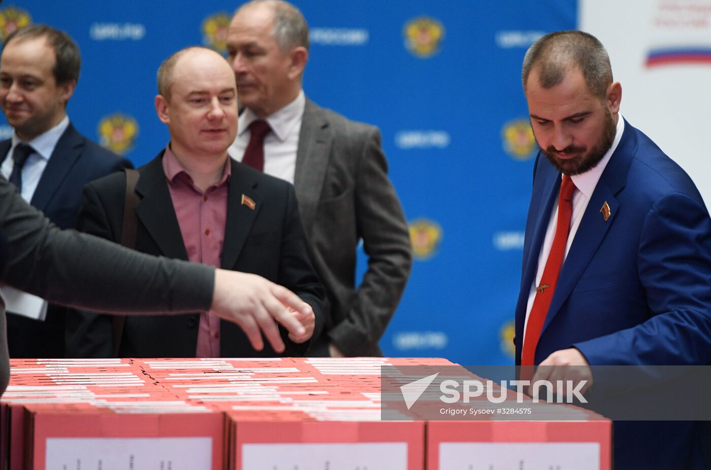 Presidential candidates submit signatures in their support to Central Election Commission