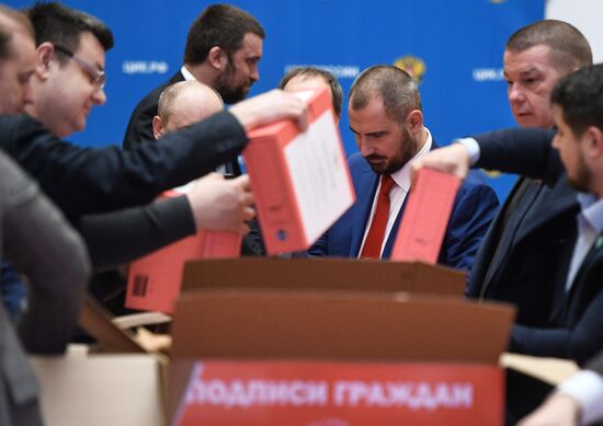 Presidential candidates submit signatures in their support to Central Election Commission