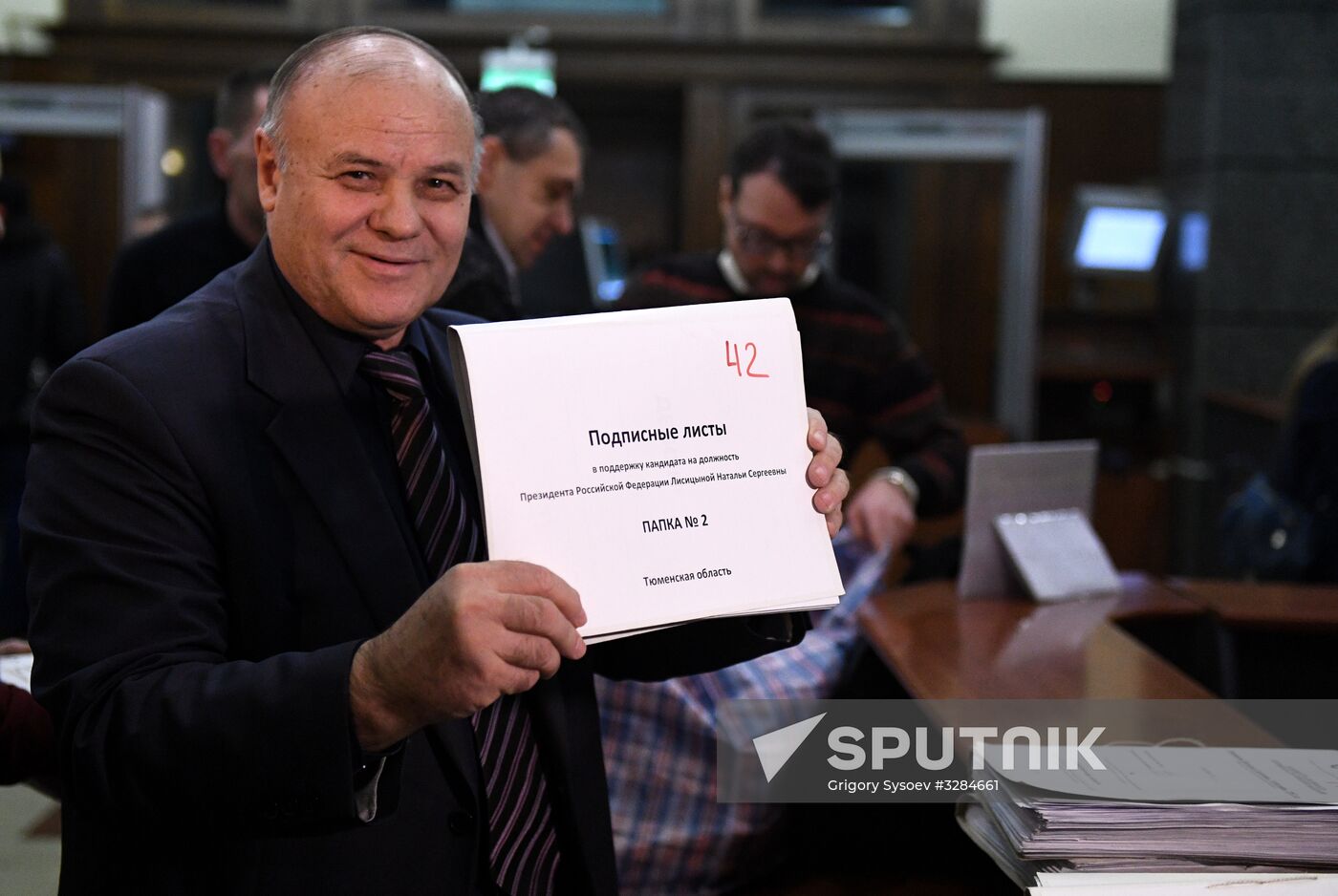 Presidential candidates submit signatures in their support to Central Election Commission