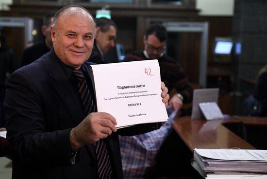 Presidential candidates submit signatures in their support to Central Election Commission