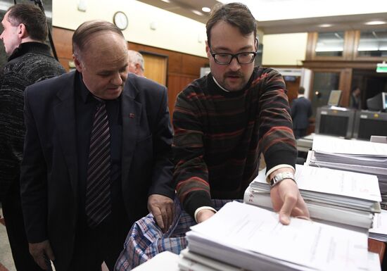 Presidential candidates submit signatures in their support to Central Election Commission