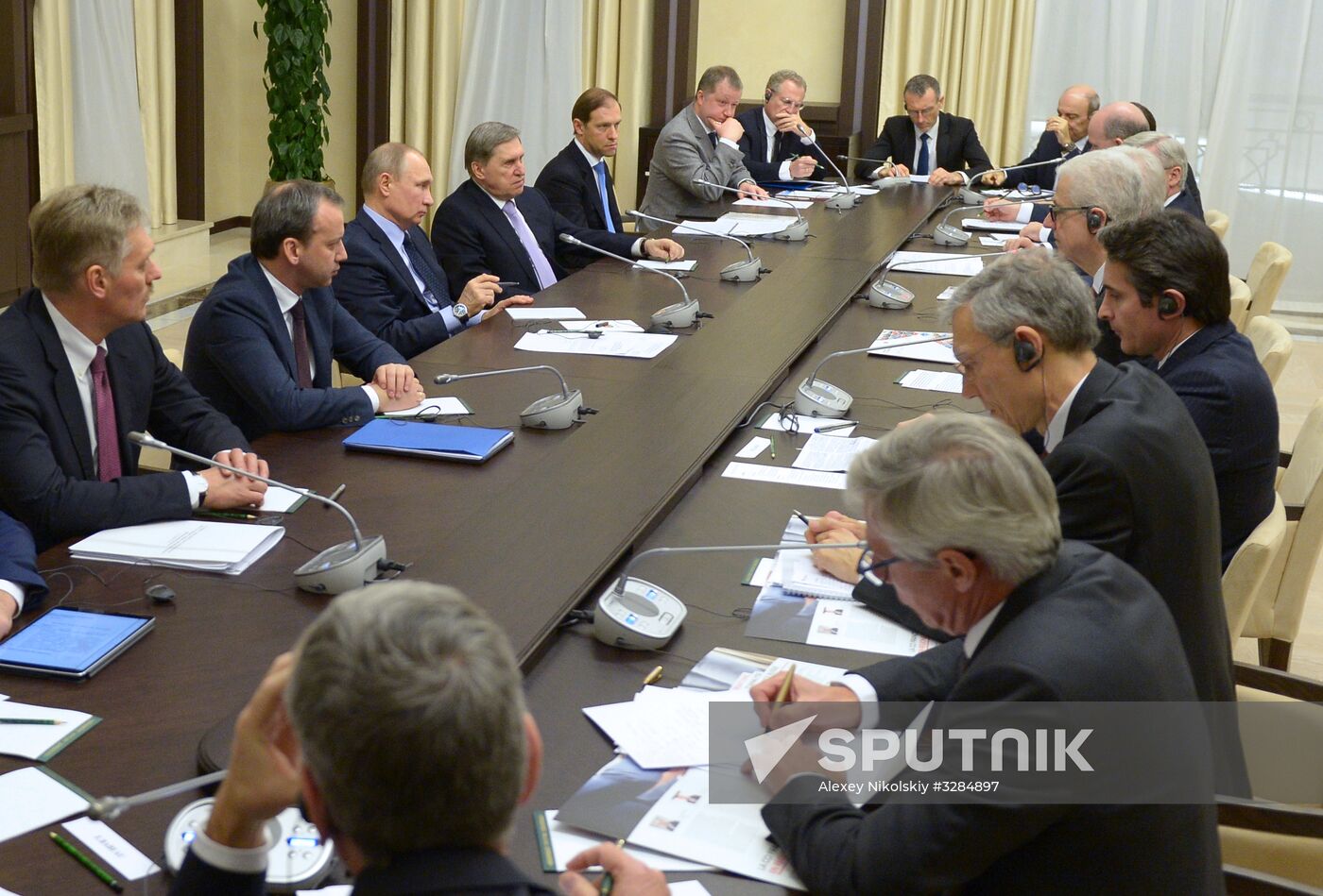 Vladimir Putin meets with members of Economic Council of Franco-Russian Chamber of Commerce and Industry