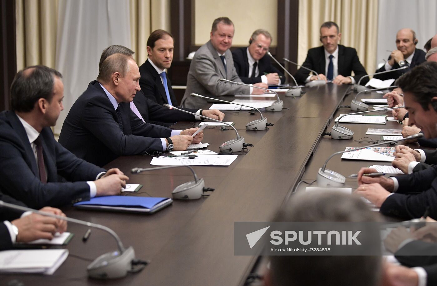 Vladimir Putin meets with members of Economic Council of Franco-Russian Chamber of Commerce and Industry