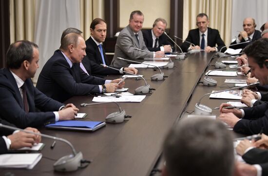 Vladimir Putin meets with members of Economic Council of Franco-Russian Chamber of Commerce and Industry