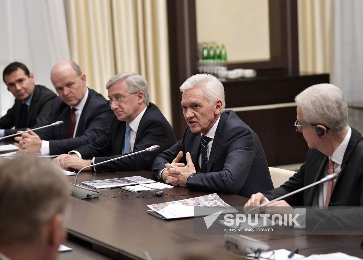 Vladimir Putin meets with members of Economic Council of Franco-Russian Chamber of Commerce and Industry