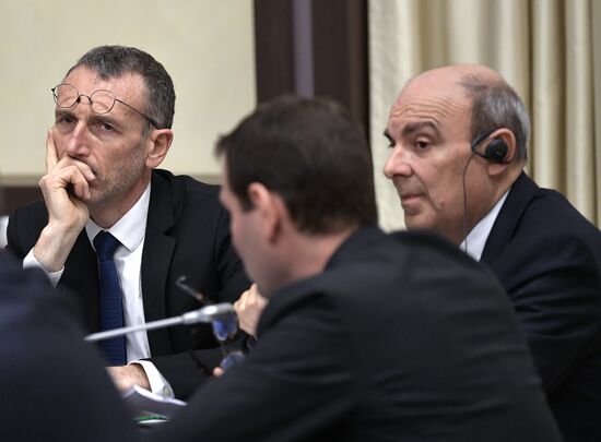 Vladimir Putin meets with members of Economic Council of Franco-Russian Chamber of Commerce and Industry