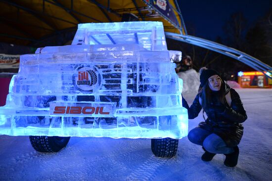 Novosibirsk auto bloggers make G-Wagen from ice