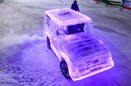 Novosibirsk auto bloggers make G-Wagen from ice