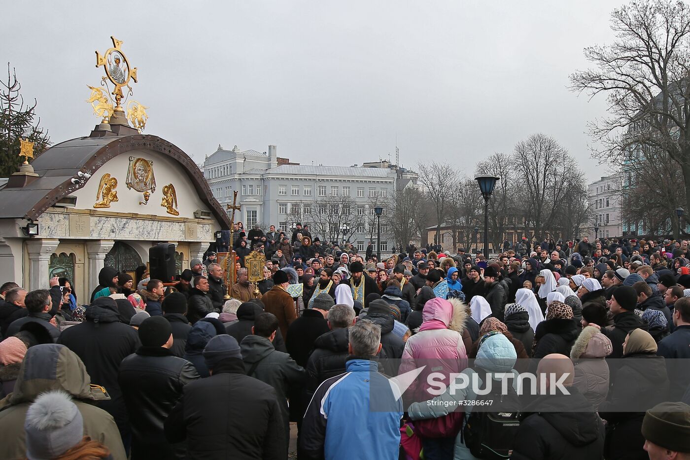 Divine service against rally of radicals in Kiev