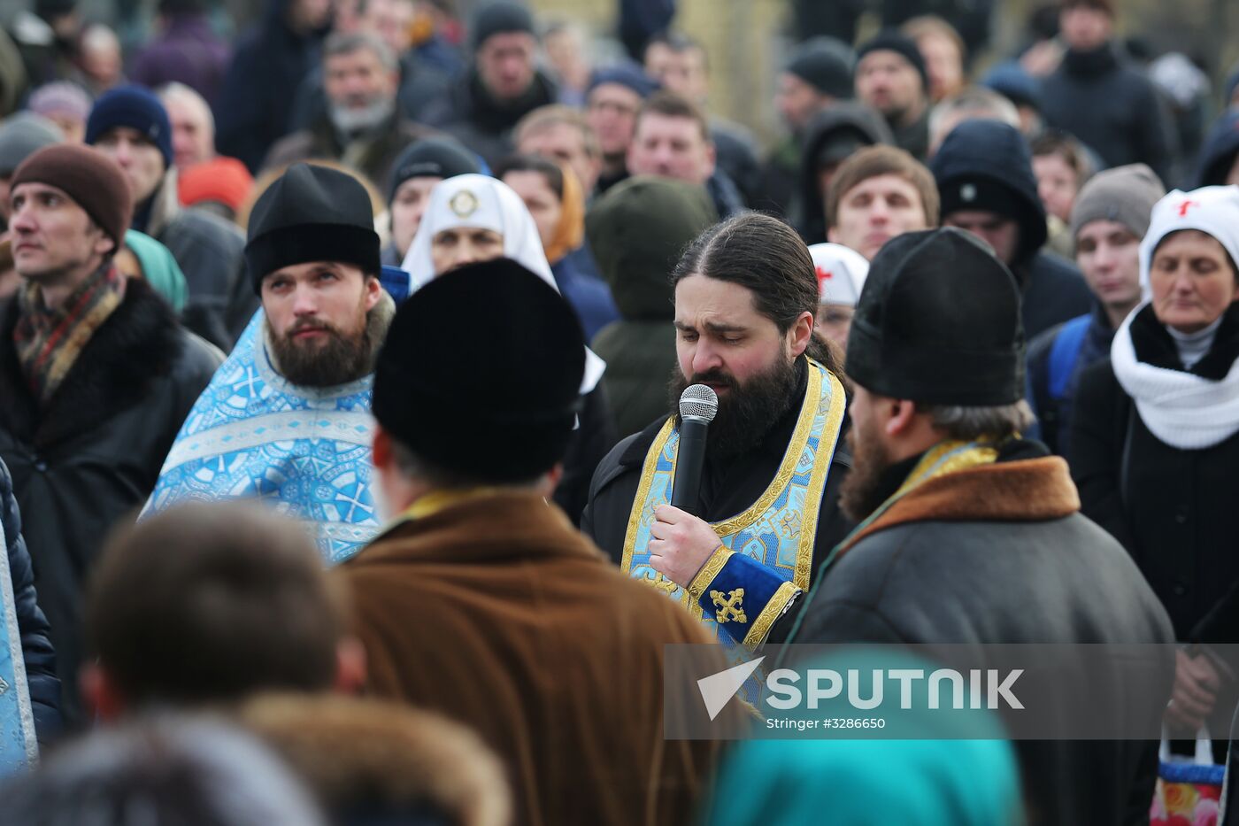 Divine service against rally of radicals in Kiev