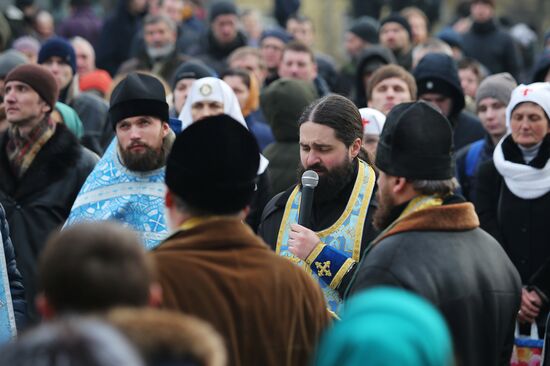 Divine service against rally of radicals in Kiev