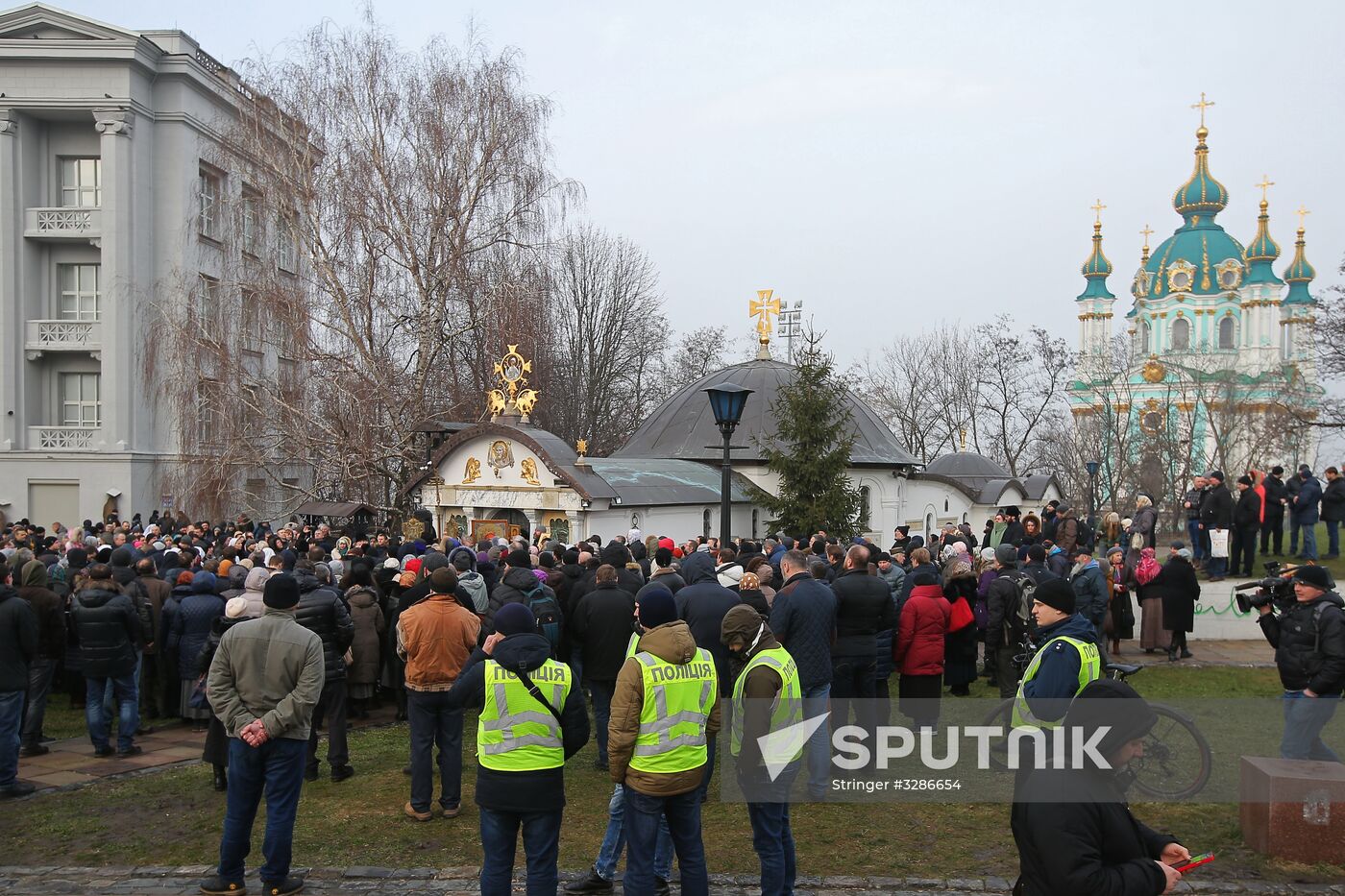 Divine service against rally of radicals in Kiev