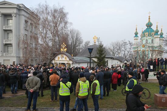 Divine service against rally of radicals in Kiev