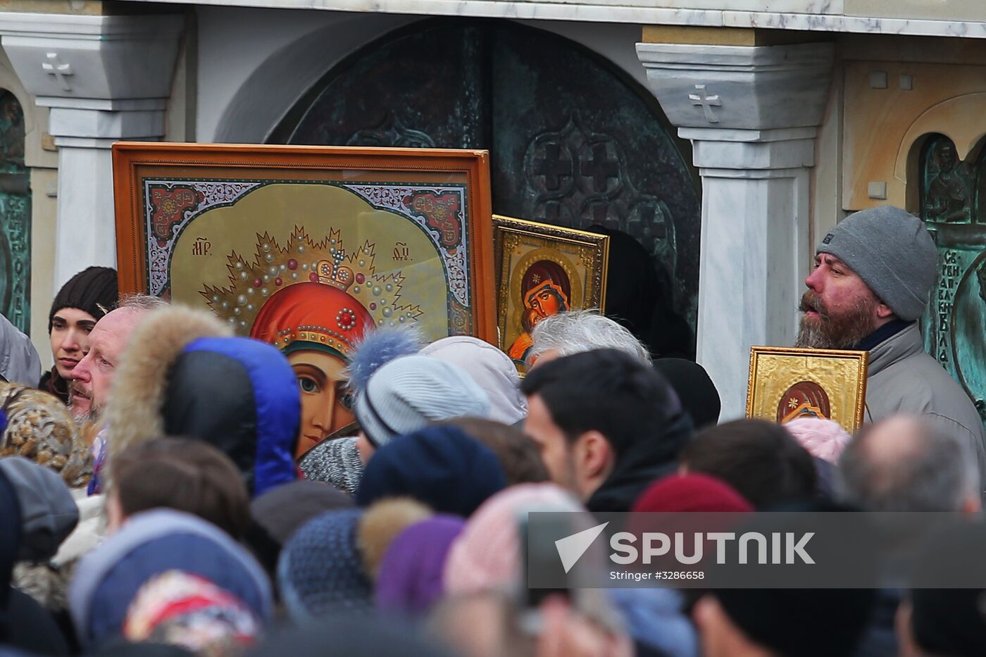 Divine service against rally of radicals in Kiev