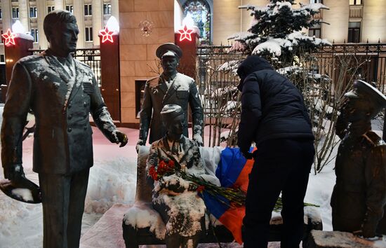 Flowers in memory of killed pilot Roman Filippov at Russian Defense Ministry