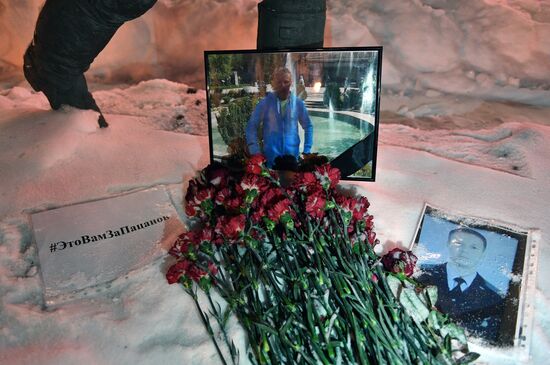 Flowers in memory of killed pilot Roman Filippov at Russian Defense Ministry