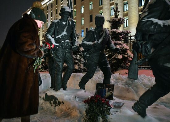 Flowers in memory of killed pilot Roman Filipov at Russian Defense Ministry