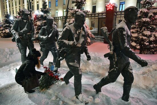 Flowers in memory of killed pilot Roman Filipov at Russian Defense Ministry