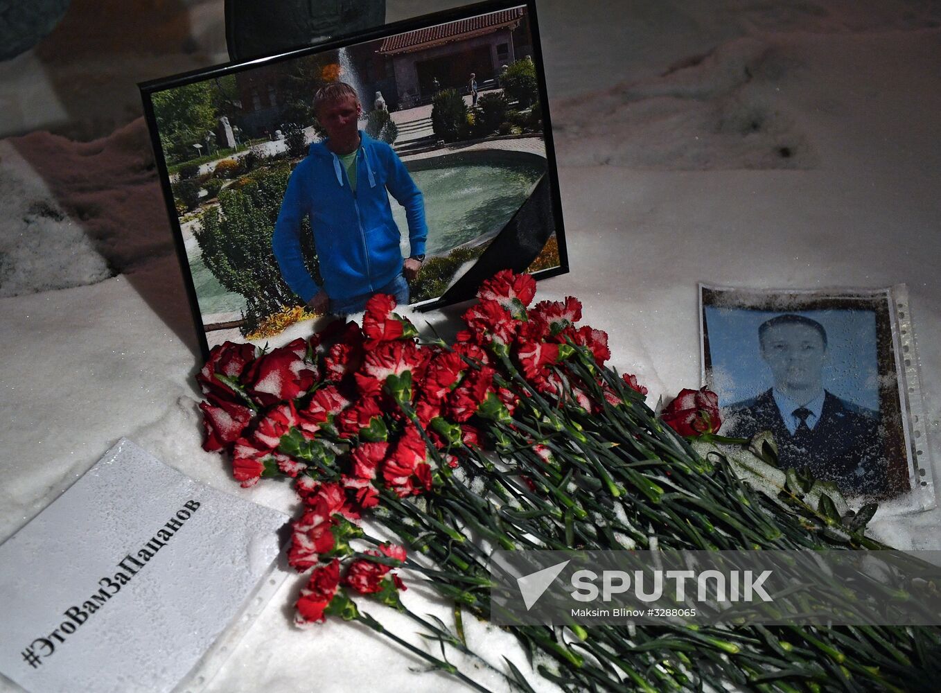 Flowers in memory of killed pilot Roman Filipov at Russian Defense Ministry