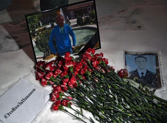 Flowers in memory of killed pilot Roman Filipov at Russian Defense Ministry