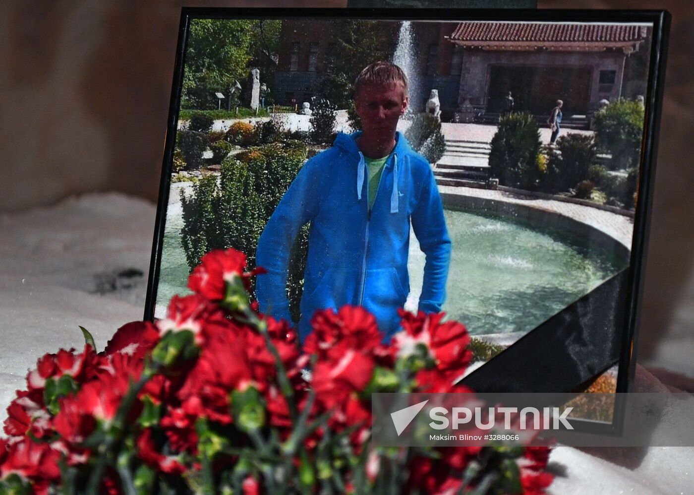 Flowers in memory of killed pilot Roman Filipov at Russian Defense Ministry