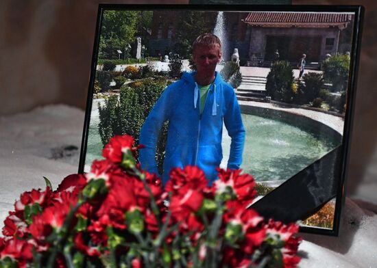 Flowers in memory of killed pilot Roman Filipov at Russian Defense Ministry