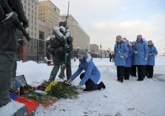Flowers in memory of killed pilot Roman Filipov at Russian Defense Ministry