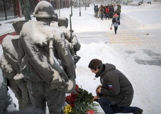 Flowers in memory of killed pilot Roman Filipov at Russian Defense Ministry