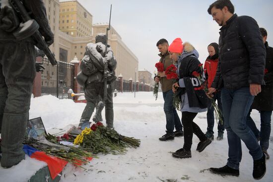 Flowers in memory of killed pilot Roman Filipov at Russian Defense Ministry
