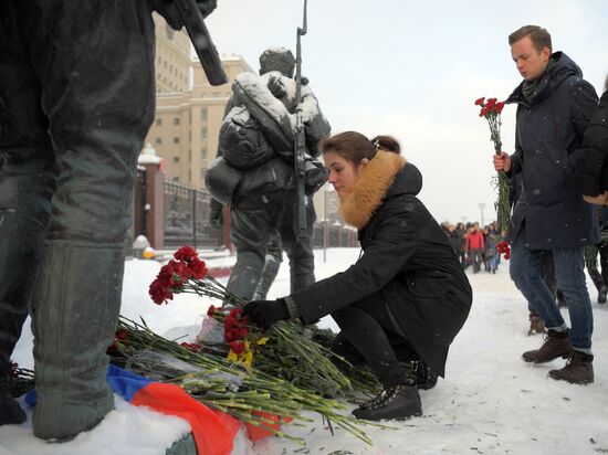 Flowers in memory of killed pilot Roman Filipov at Russian Defense Ministry