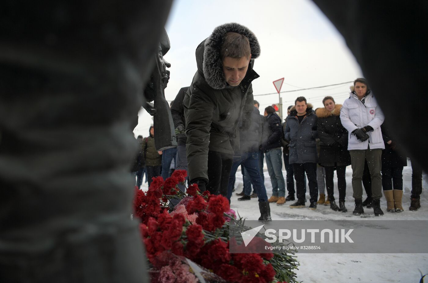 Flowers in memory of killed pilot Roman Filipov at Russian Defense Ministry