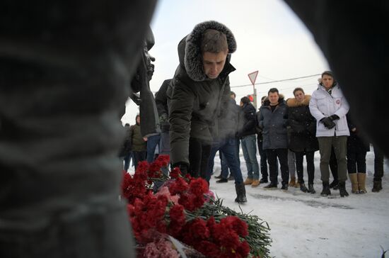 Flowers in memory of killed pilot Roman Filipov at Russian Defense Ministry