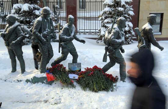 Flowers in memory of killed pilot Roman Filipov at Russian Defense Ministry