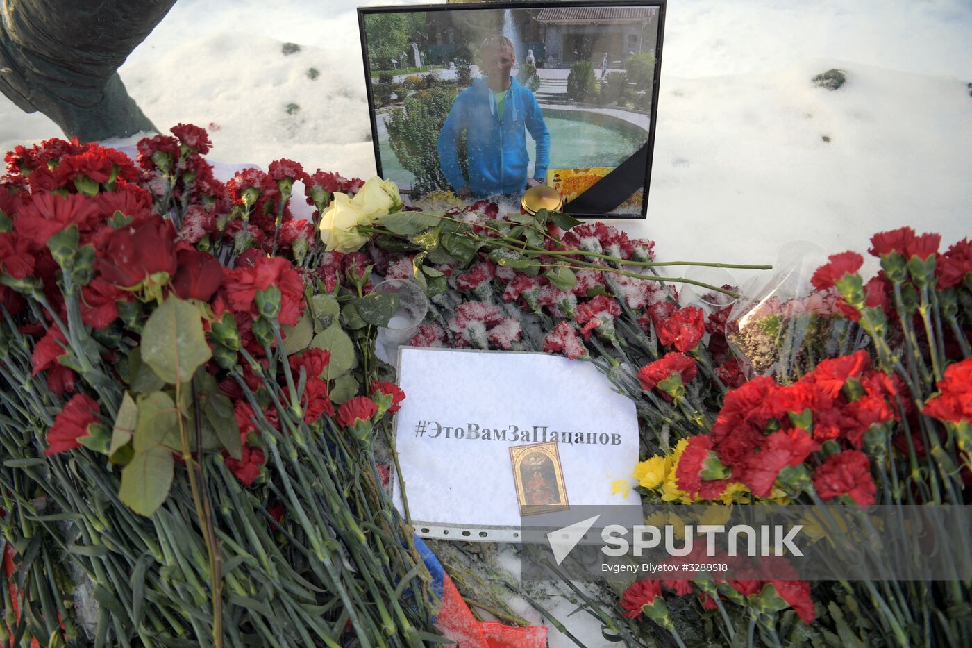 Flowers in memory of killed pilot Roman Filipov at Russian Defense Ministry
