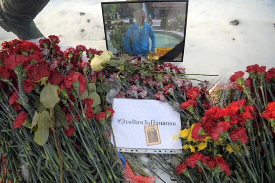 Flowers in memory of killed pilot Roman Filipov at Russian Defense Ministry