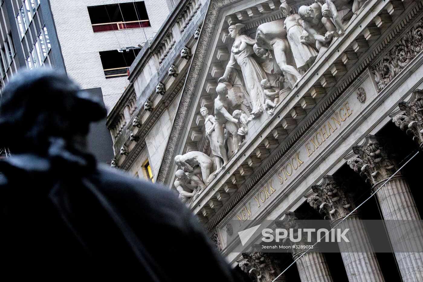 US stock market indices start to bounce back after sharp fall