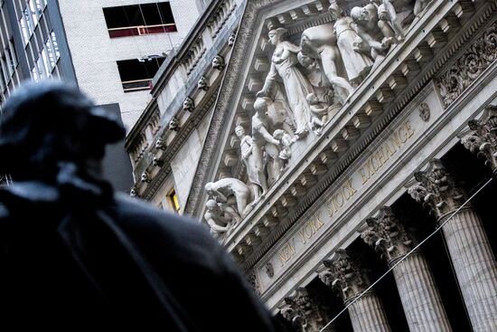 US stock market indices start to bounce back after sharp fall